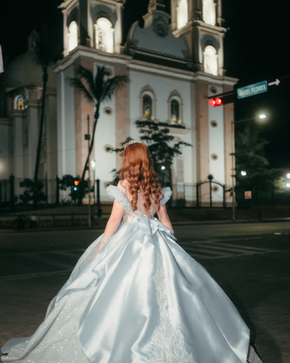 Helena em frente à igreja iluminada