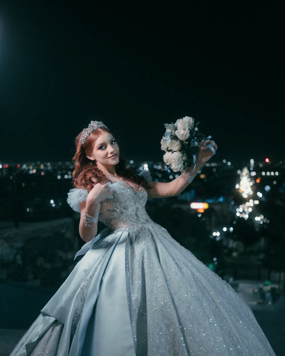 Helena à noite com a cidade ao fundo