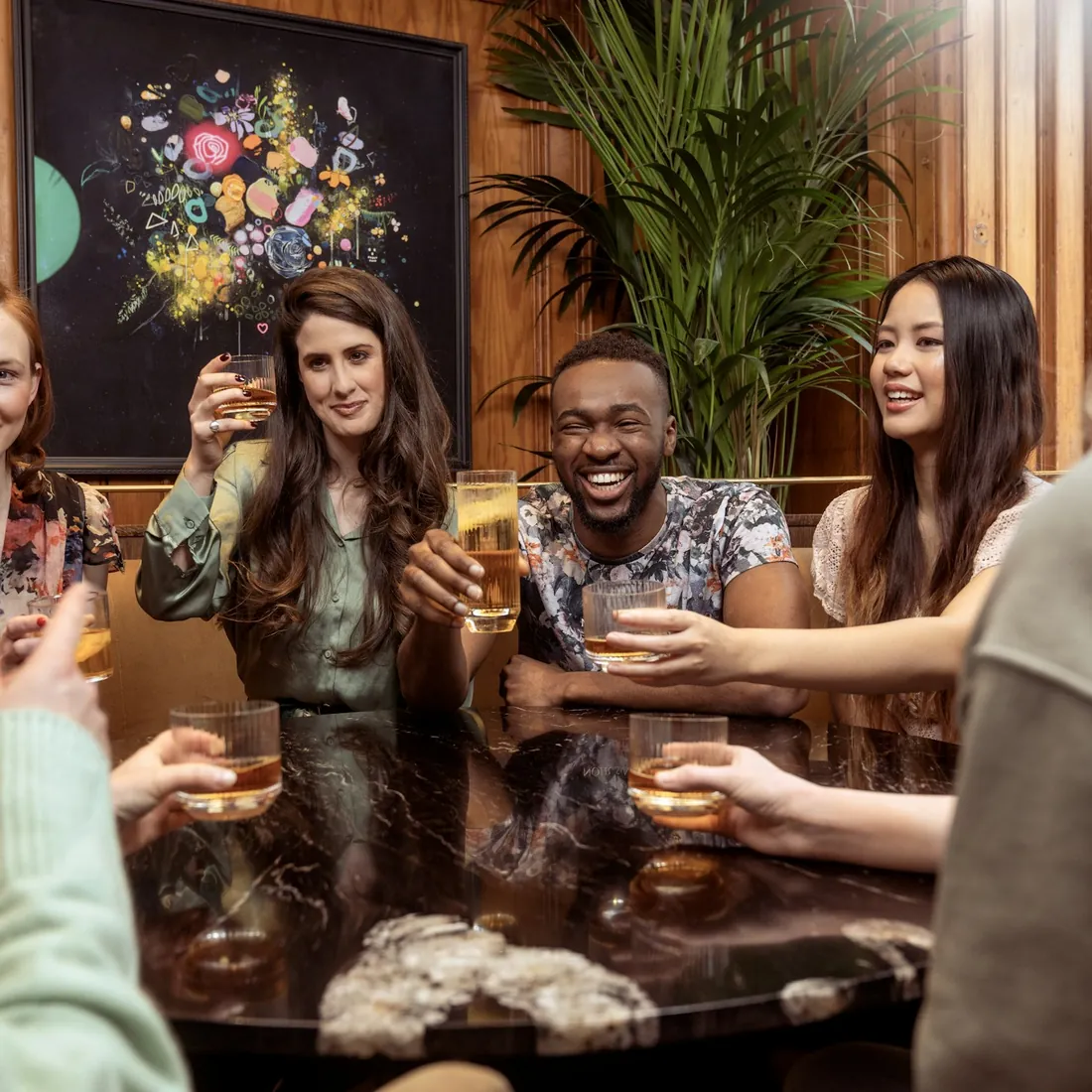 A turma na mesa do bar